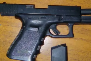 Policía Estatal aseguró a un hombre en posesión de armas de fuego