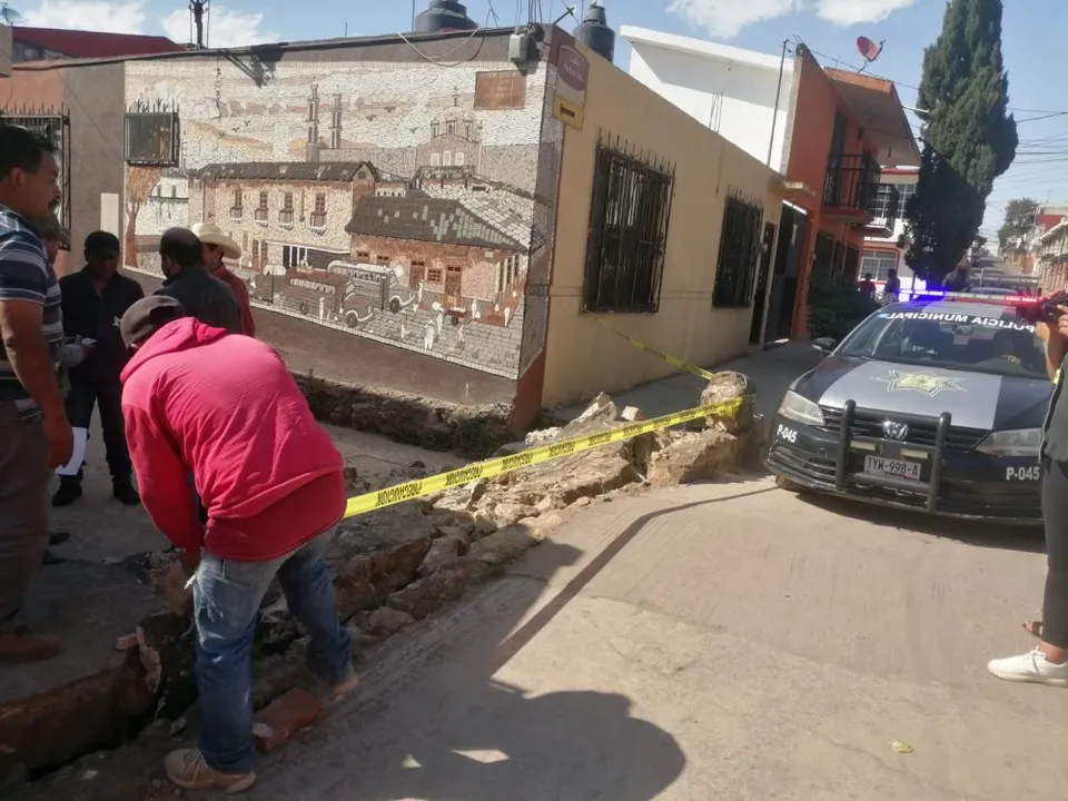 Tras accidente vial reconstruirán puente en Zacatlán con materiales originales