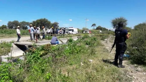 Encuentran a mujer en canal de aguas negras en Tlacotepec
