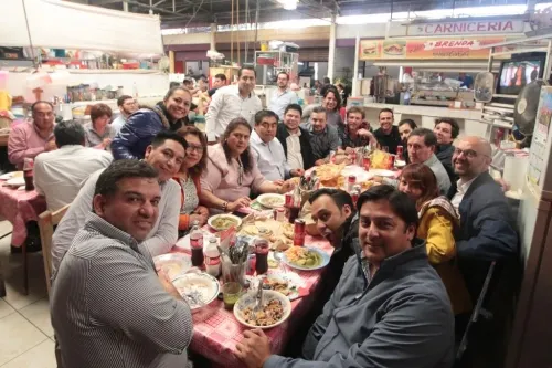 Barbosa disfruta de “un rico mole de res” con su equipo de campaña