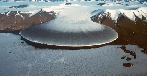 Descubren cráter gigante causado por impacto de meteorito en Groenlandia