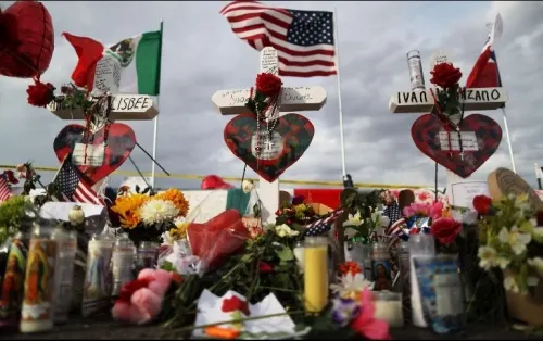 Mexicanos sobrevivientes de tiroteo de El Paso denuncian a Walmart