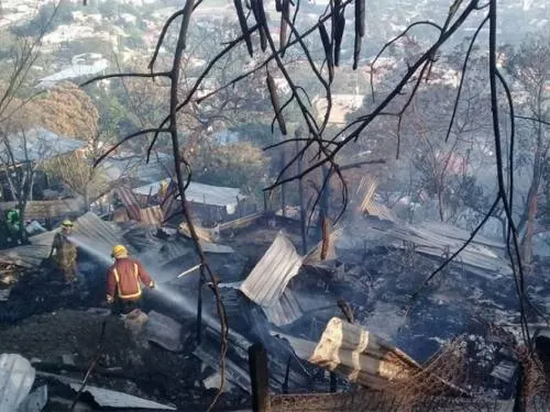 Incendio consume 50 viviendas en Zihuatanejo