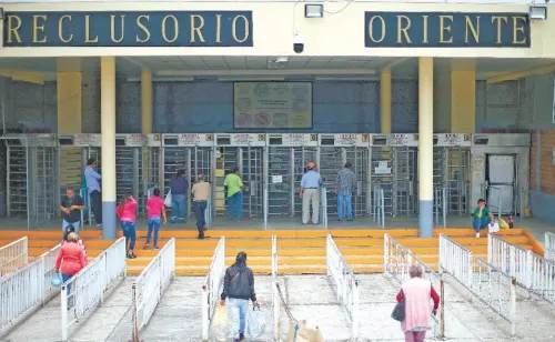 Convicto golpea y roba a su esposa en visita conyugal ¡por no saber hacer chiles rellenos!