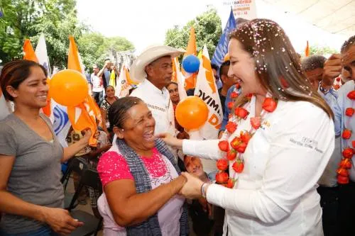 Martha Erika Alonso se compromete a restaurar aulas dañadas por el sismo en la Mixteca