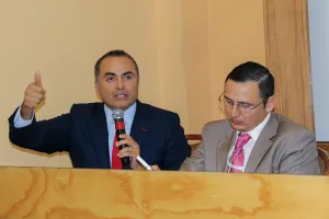 David Villanueva Lomelí imparte conferencia en el CLAD