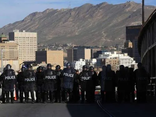 Policía Migratoria de EU ‘ensaya pelea’ contra migrantes en la frontera