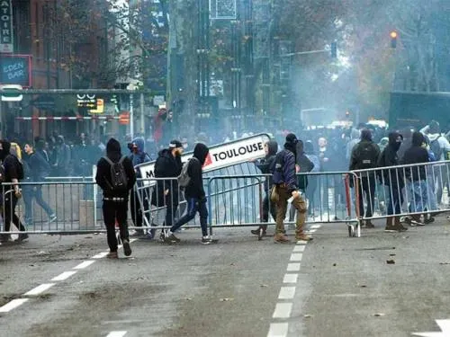 Detienen a más de 700 estudiantes en Francia