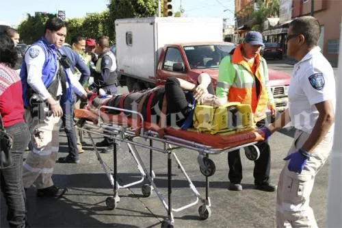 Aceite regado en la 25 poniente causa accidente