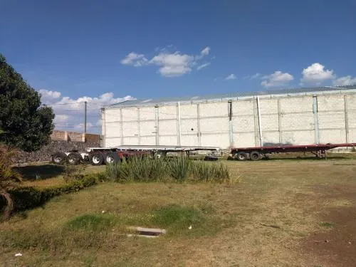 Policía Estatal resguarda bodega donde ocultaban vehículos de carga robados