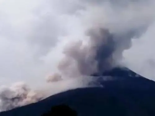 Van 64 personas evacuadas por nueva erupción del volcán de Fuego