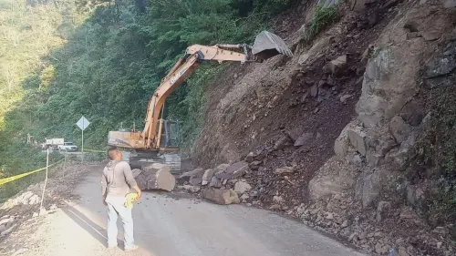 Concluyeron los trabajos de limpieza en la carretera a Zongozotla