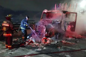 Incendio devoró a un tráiler cargado de cera en el segundo piso de la autopista México-Puebla
