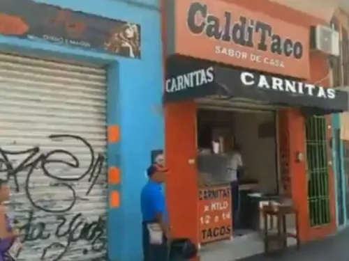 ¡Más gente así! Regalan comida a personas sin casa y se hace viral!