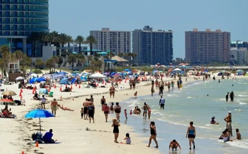 Florida reabre comercios y playas registran saturación pese a pandemia por covid-19
