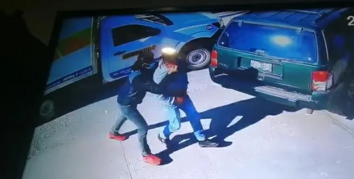 Roban con violencia camioneta en Caleras