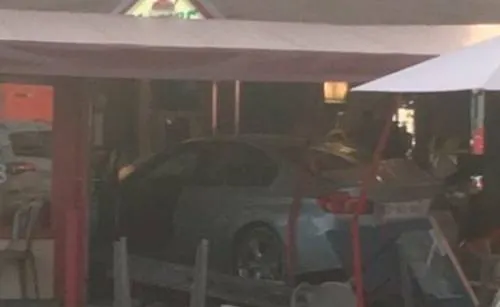 Automóvil se estrella contra pizzería en París; muere una niña
