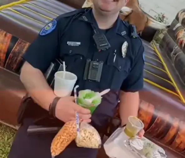Policía de Estados Unidos se queda a fiesta