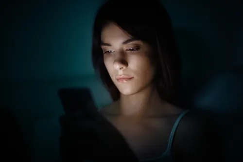 ¡Cuidado! Mujer queda ciega por usar su celular en la oscuridad
