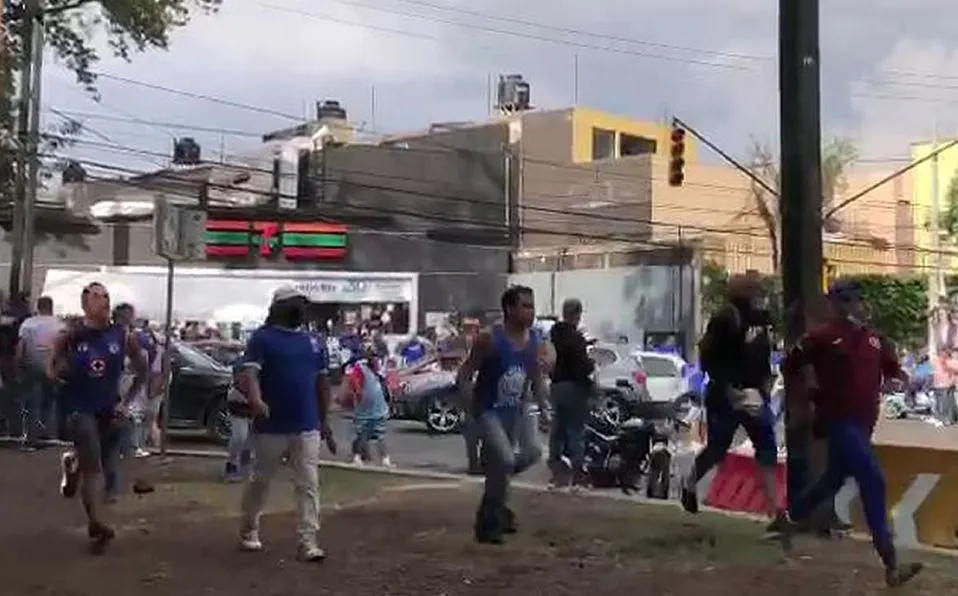 Previo a la final, aficionados de Santos son agredidos por porra del Cruz Azul