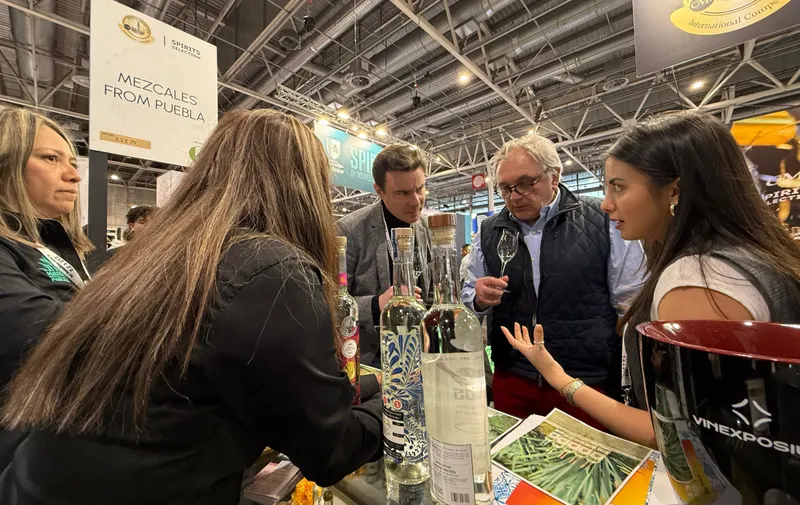 Gobierno estatal impulsa mezcal poblano en “Wine Paris 2025”