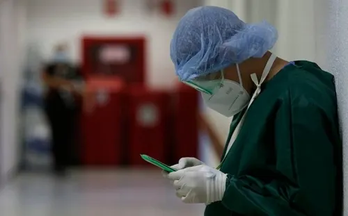 Suspenden a médicos internistas de hospital en Ecatepec tras denunciar muerte de compañero por Cov
