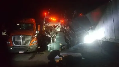 Operador de camión Kenworth murió al estrellarse contra barda metálica en la Puebla-Córdoba