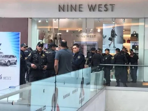 Sujeto se dispara tras balear a empleada en Reforma 222