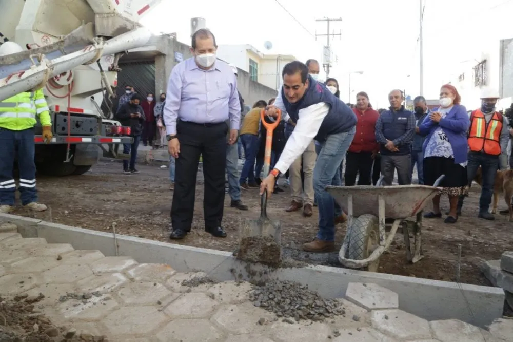 Gobierno municipal supervisa obra vial en Guadalupe Caleras equivalente a  21 calles