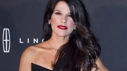 Martha Debayle presume sus atributos en elegante traje de baño