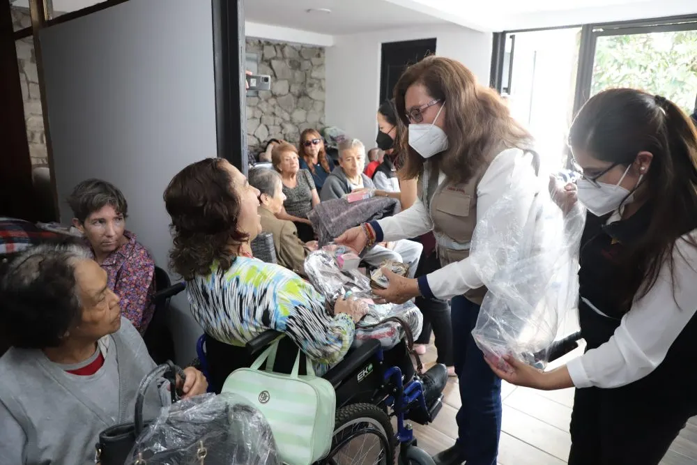Entrega SEDIF apoyos a personas adultas mayores que residen en asilos