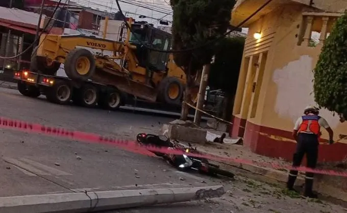 Motociclista muere de manera trágica luego de caerle un poste encima
