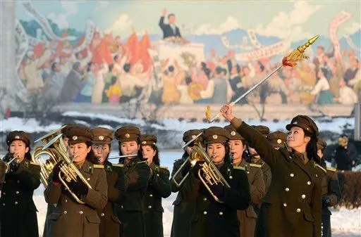Habitantes de Corea del Norte festejan lanzamiento de misil