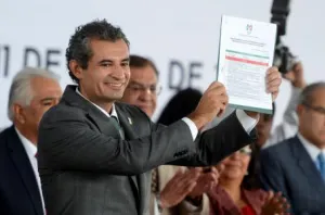 El Mundo al Revés: Ahora el PRI va contra los Corruptos