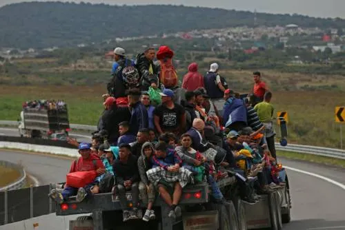 Migrantes salen de Zapopan; se dirigen hacia Tepic