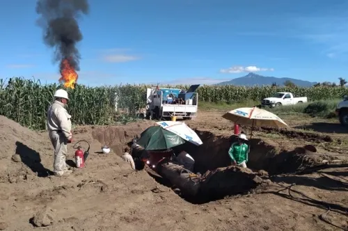 Personal de Pemex trabaja en cortar flujo de gas LP y controlar Fuga en Acajete