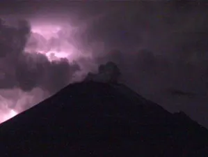 Impresionante tormenta eléctrica en el ‘Popo’