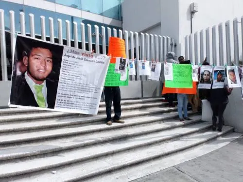 Padres de jóvenes desaparecidos se manifestaron en la FGE para exigir su búsqueda