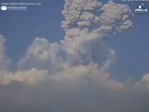 Se registra explosión en volcán de Colima