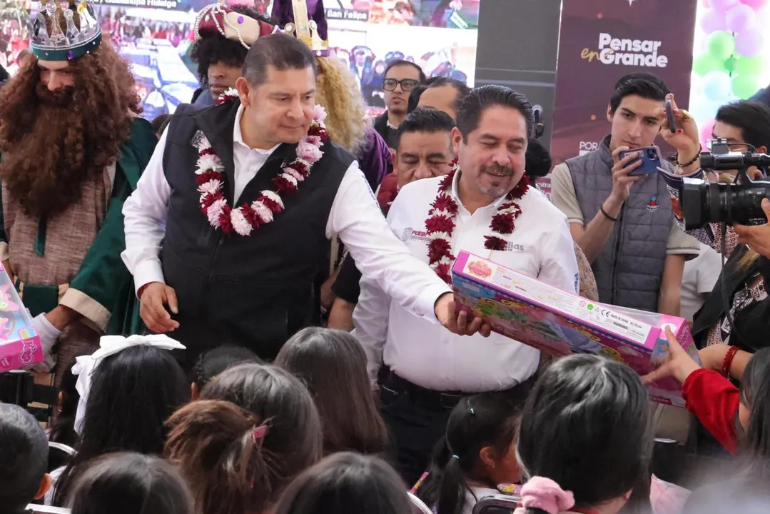 Gobierno de Puebla celebra el Día de Reyes con la entrega de miles de juguetes en 27 microrregiones