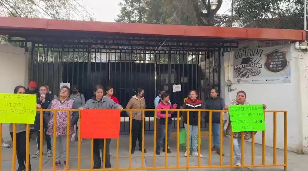 Padres denuncian riña en la primaria Josefa Ortiz de Domínguez entre sujetos desconocidos y personal docente