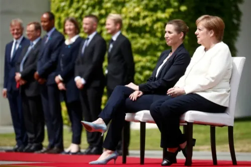 Merkel rompe protocolo y recibe sentada a la primera ministra danesa