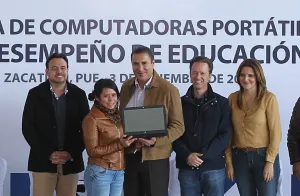 RMV entrega en Zacatlán computadoras a alumnos destacados