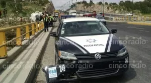 Pipa vuelca e impacta a patrulla en Puente de San Miguel