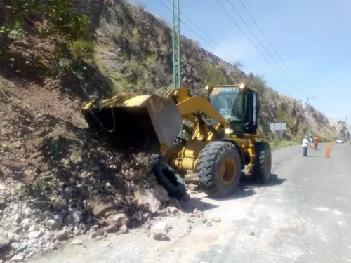 Atiende Secretaría de Infraestructura derrumbes en Periférico Ecológico