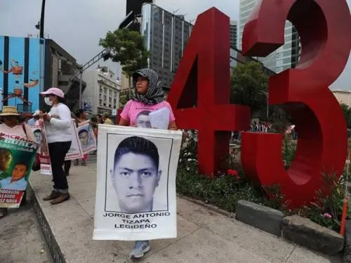Indemnizan a falsas víctimas de Ayotzinapa; madre de futbolista pide apoyo