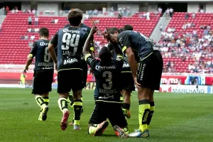 Santos hunde más a unas Chivas sin imaginación
