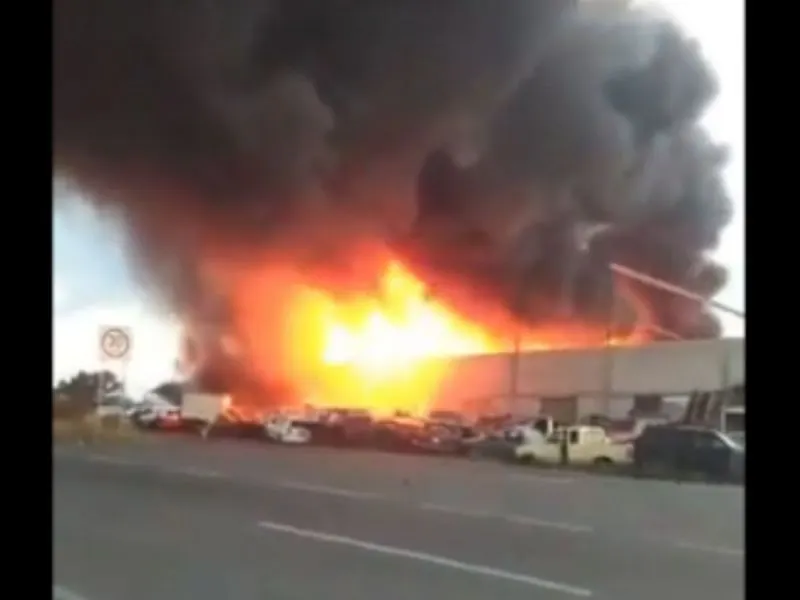 Incendio consume deshuesadero de autos en Hidalgo