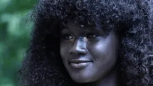 Una modelo senegalesa conquista internet debido a su piel increíblemente negra