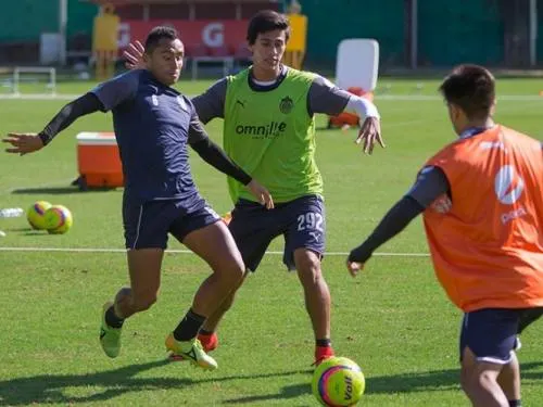 Hay que apoyar al arbitraje, dicen en Chivas